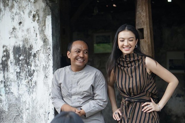 Raline Shah berpose bersama salah satu desainer favoritnya, Lulu Lutfi Labibi. Bintang film 5 CM itu pun tampak cantik memakain busana dari kain lurik rancangan Lulu. (Foto: Dok. Instagram Raline Shah)