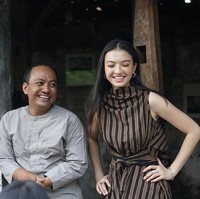Raline Shah berpose bersama salah satu desainer favoritnya, Lulu Lutfi Labibi. Bintang film 5 CM itu pun tampak cantik memakain busana dari kain lurik rancangan Lulu. (Foto: Dok. Instagram Raline Shah)