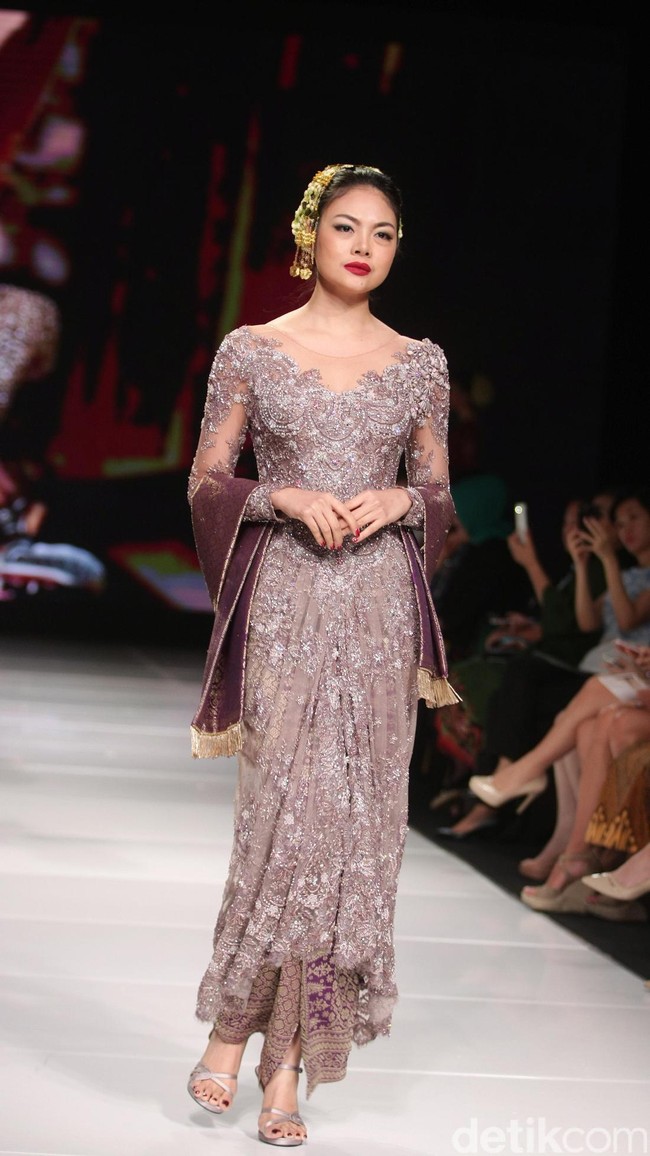 Koleksi terbaru dari Vera Anggraini dengan mengusung tema Merajut Nusantara yang bertempat di Ballroom Grand Hyatt hotel, Jakarta. [Foto: Mohammad Abduh/Wolipop]