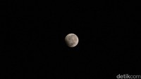 Bayangan hitam mulai hilang dari bulan di kiri bawah sekitar pukul 02.20 WIB, Selasa (8/8/2017). Foto: Wisma Putra/detikcom