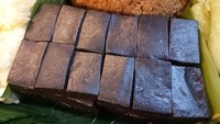 Jajan pasar ini disebut gethuk juga, tapi khas Indramayu. Tampilannya mirip kue basah dengan tekstur halus dan kenyal. Ada gethuk hitam yang dibuat dengan merang. (Foto: detikFood)