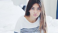 Wajah cantik dan mata indahnya membuat kita seolah tersihir. (Dok. Instagram/thylaneblondeau)