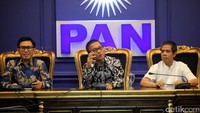 Sekretaris Fraksi PAN DPR yang juga Ketua OC Rapimnas PAN, Yandri Susanto (tengah) didampingi Bendahara Rakernas Eko Hendro Purnomo atau Eko Patrio (kiri) dan Ketua DPP Amran memberikan keterangan pers sehubungan dengan Rapimnas PAN diruang Fraksi Komplek Parlemen, Senayan, Jakarta, Selasa (8/8/2017).