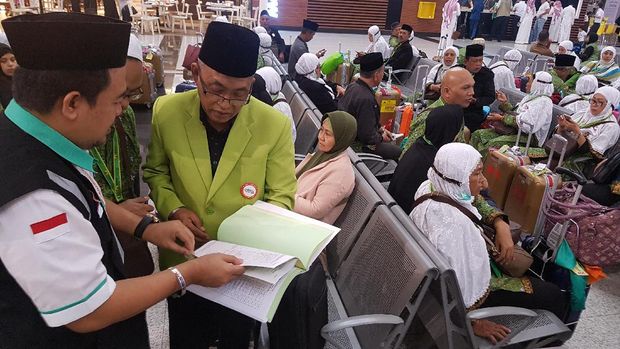 Dokumen-dokumen calhaj khusus diverifikasi , berkas kedatangan lalu diteken.