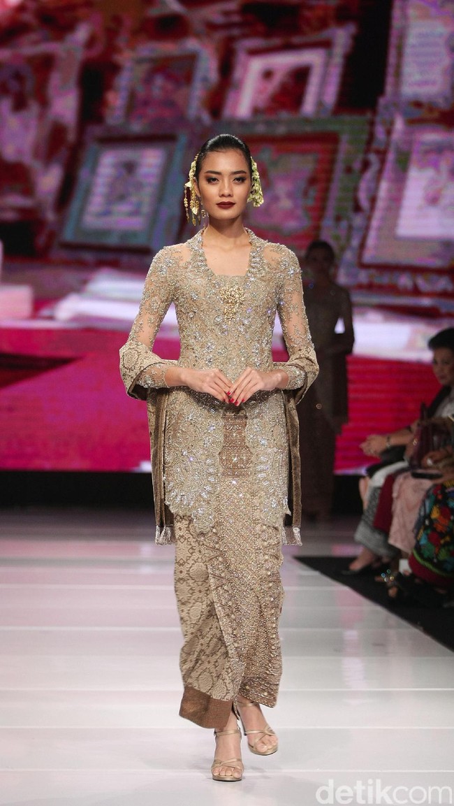 Koleksi terbaru dari Vera Anggraini dengan mengusung tema Merajut Nusantara yang bertempat di Ballroom Grand Hyatt hotel, Jakarta. [Foto: Mohammad Abduh/Wolipop]