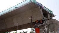 Pihak PT Jakarta Propertindo (Jakpro) bersama pihak Waskita, yakin menargetkan pembangunan fisik proyek Light Rapid Transit (LRT) koridor I jalur Kelapa Gading - Velodrome, rampung akhir Desember 2017 mendatang.