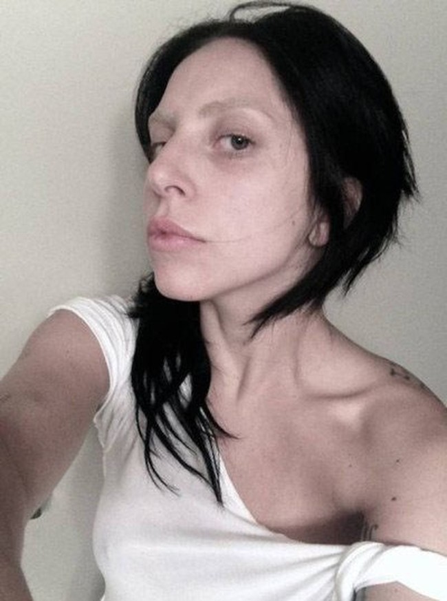 Lady Gaga cukup sering upload selfie tanpa makeup. Di Twitter, ia pun pernah mengunggah foto berikut yang memperlihatkan wajahnya cukup pucat karena tak dirias. Rambut yang tidak ditata.