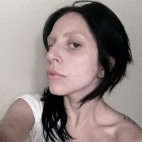 Lady Gaga cukup sering upload selfie tanpa makeup. Di Twitter, ia pun pernah mengunggah foto berikut yang memperlihatkan wajahnya cukup pucat karena tak dirias. Rambut yang tidak ditata.