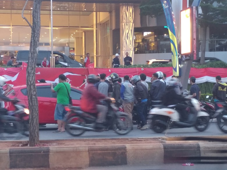 Sekelompok Orang Hadang Angkutan Online di Depan Mal Cirebon Sekelompok Orang Hadang Angkutan Online di Depan Mal Cirebon