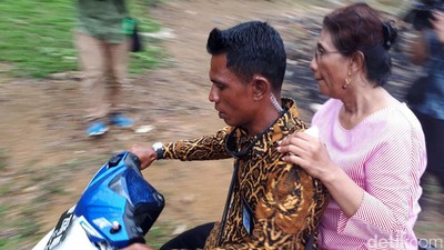 Foto : Dibonceng Motor dan Pakai Sandal Jepit, Susi Blusukan ke Desa Nelayan