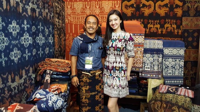 Menghadiri Inakraf 2017 yang diramaikan dengan para penjual kain dari seluruh Nusantara, Raline Shah tampil cantik dengan kain ikat Sumba. (Foto: Dok. Instagram Raline Shah)