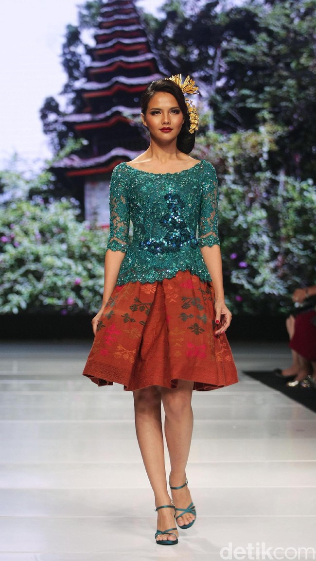 Koleksi terbaru dari Vera Anggraini dengan mengusung tema Merajut Nusantara yang bertempat di Ballroom Grand Hyatt hotel, Jakarta. [Foto: Mohammad Abduh/Wolipop]