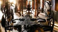 Kuil ini juga di kenal sebagai The Black House, Rumah Hitam. Bangunan ini berdekatan dengan White Temple yang terkenal di Thailand (Thinkstock)
