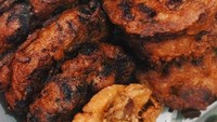 Pisang goreng madu seperti namanya, pisang ini manis seperti madu. Karena dibuat dari pisang masak pohon dan digoreng dua kali. Dijamin ketagihan pisang goreng buatan bu Nanik ini. (Foto: Istimewa)