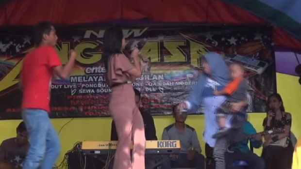 Terciduk! Asyik Joget Bareng Pedangdut, Pria Ini Kepergok Istri