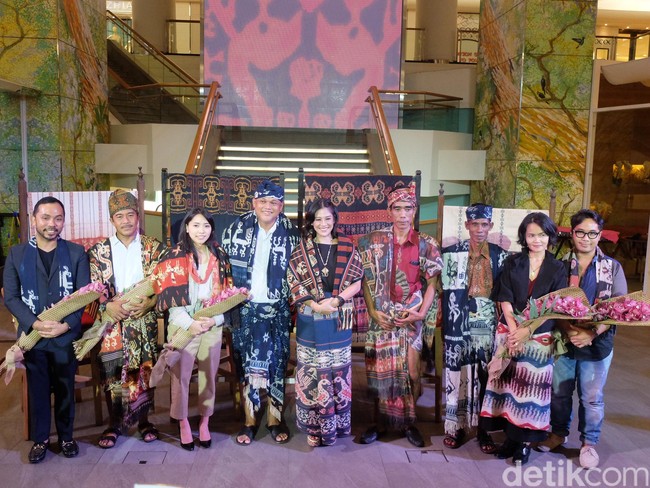 Kain tenun sumba dikenal dengan motifnya yang terbuat dari teknik ikat daun gewang. Pewarnaannya pun alami, seperti merah dari akar mengkudu dan biru dari indigo. Pembuatannya sendiri bisa memakan waktu dari enam bulan hingga tahun.  Foto: Daniel Ngantung/Wolipop