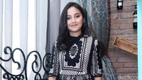 Ia tampil dengan dress hitam bermotif. Pool/Noel/detikFoto.