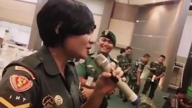  Viral Video Duet Prajurit TNI Nyanyi dengan Suara Melengking