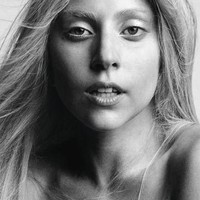 Meski tampak makeup sempurna, foto pemotretan Lady Gaga berikut tetap tampak cantik.