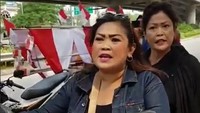 The Power of Emak-emak! Aksi ibu-ibu di jalan raya pasti jadi viral di internet. Dua emak-emak naik motor matic tanpa helm adu mulut dengan pengemudi mobil yang juga perempuan. Adu mulut yang sepertinya terjadi di Jakarta Timur ini bikin netizen terbahak-bahak dan geleng-geleng kepala (Instagram)