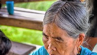 Menjadi salah satu negara yang memiliki seni tato tradisional, seni lukis tubuh Filipinan bermakna mengerikan sekaligus cantik. Traveler dapat menemui pembuat tato tradisional yang legendaris bernama Whang Od Oggay. Dialah pelukis tato tertua yang ada di Filipina (Dok. brayanmaglalang/Instagram)