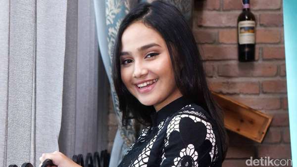 Senyum Manis Syifa Hadju Senyum Manis Syifa Hadju
