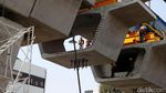 Foto: Pemasangan Box Girder LRT Velodrome-Kelapa Gading