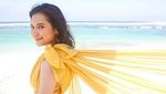 Pesona Indah Permatasari dengan Busana Kuning