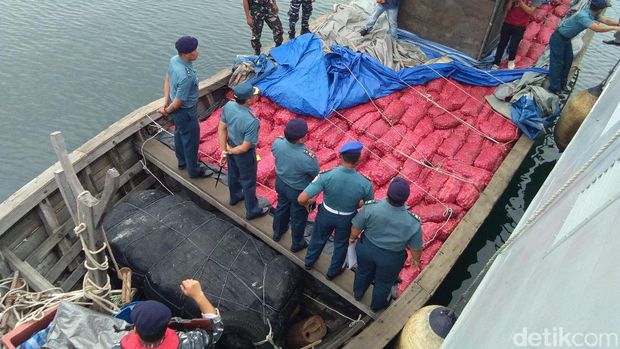 Kapal Penyelundup 25 Ton Bawang Kandas di Perairan Aceh Utara