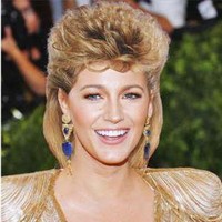 Blake Lively yang biasanya bergaya elegan dengan rambut dicepol atau bergelombang, berubah drastis dengan rambut model jadul. Rambutnya dibuat jambul mengembang di bagian tengah kepalanya.