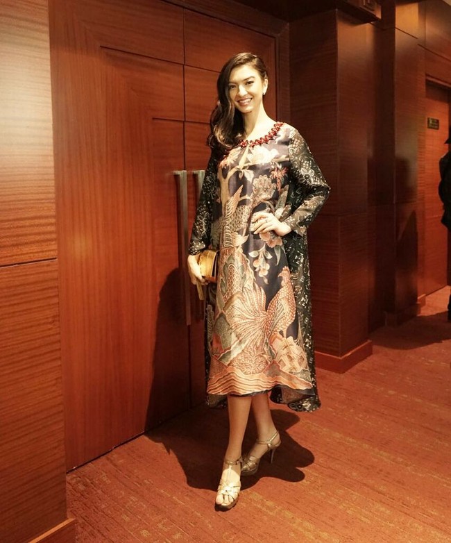 Raline Shah memakai batik print dari Biyan saat menghadiri premier filmnya Surga Yang Tak Dirindukan 2. (Foto: Dok. Instagram Raline Shah)
