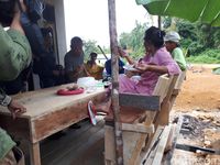 Blusukan ala Susi di Natuna, Naik Motor Hingga Hujan-hujanan