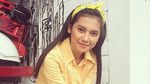 Pesona Indah Permatasari dengan Busana Kuning