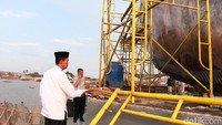 Wali Kota Palembang Harnojoyo meninjau langsung pembangunan Tugu Ikan Belido ini. Pembangunan ini terus dikebut. Rencananya Presiden Jokowi bakal meresmikan tugu ini (Raja Adil/detikTravel)