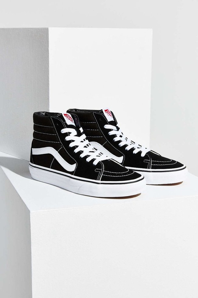 Vans model klasik rasanya tak akan lekang dimakan waktu. Salah satunya Vans Sk8-Hi Sneakers yang masih jadi favorit fashionista saat ini. Dok. Ist.