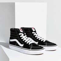 Vans model klasik rasanya tak akan lekang dimakan waktu. Salah satunya Vans Sk8-Hi Sneakers yang masih jadi favorit fashionista saat ini. Dok. Ist.