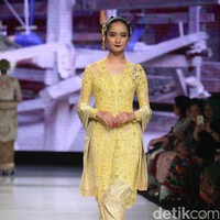 Koleksi terbaru dari Vera Anggraini dengan mengusung tema Merajut Nusantara yang bertempat di Ballroom Grand Hyatt hotel, Jakarta. [Foto: Mohammad Abduh/Wolipop]