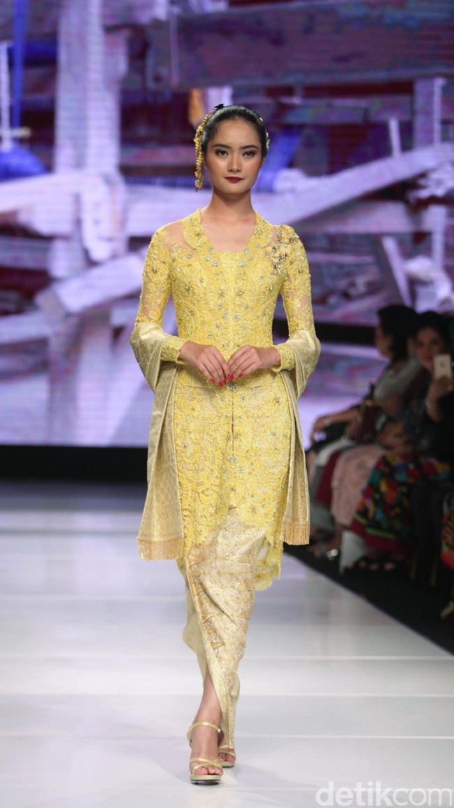 Koleksi terbaru dari Vera Anggraini dengan mengusung tema Merajut Nusantara yang bertempat di Ballroom Grand Hyatt hotel, Jakarta. [Foto: Mohammad Abduh/Wolipop]