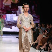 Koleksi terbaru dari Vera Anggraini dengan mengusung tema Merajut Nusantara yang bertempat di Ballroom Grand Hyatt hotel, Jakarta. [Foto: Mohammad Abduh/Wolipop]