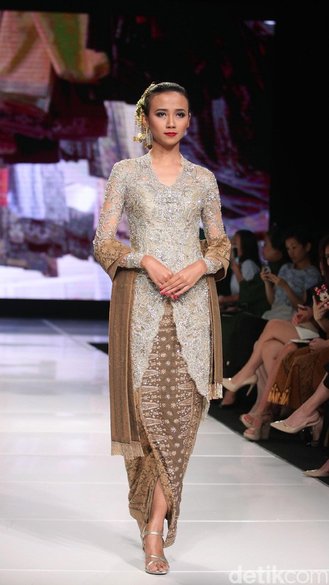 Koleksi terbaru dari Vera Anggraini dengan mengusung tema Merajut Nusantara yang bertempat di Ballroom Grand Hyatt hotel, Jakarta. [Foto: Mohammad Abduh/Wolipop]