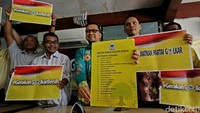 Ketua Gerakan Muda Partai Golkar (GMPG) Ahmad Doli Kurnia bersama Anggota GMPG Syamsil Hidayat, M Soim Haris, Mirwan Fauly dan M Samsul Rizal, usai memberikan keterangan pers mengenai tokoh atau pengurus Golkar Bersih di Jakarta, Selasa (8/8/2017).