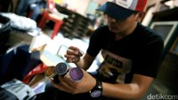 YY berperan sebagai agen yang mengumpulkan orang yang akan menggandakan surat. Dalam kasus ini polisi menangkap guru-guru. Dengan bantuan YY, sertifikat palsu bisa dibuat untuk kembali digadaikan dengan foto kopi.
