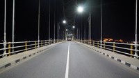 Kini, Jembatan Kukar telah dibangun kembali dengan konstruksi tidak berupa jembatan gantung atau biasa. Jembatan dengan rangka bercat kuning terang itu telah resmi digunakan sejak, Selasa (8/12/2015) sore (Masaul/detikTravel)
