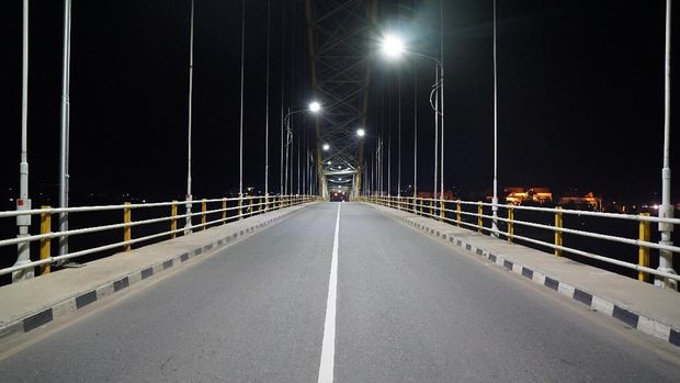 Suasana lengang di tengah Jembatan Kukar