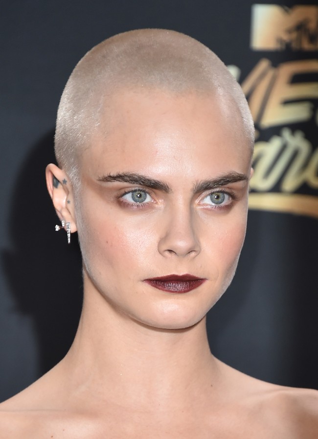 Cara Delevingne juga tampil dengan rambut botak demi peran di film. Ia cukup berhasil membuat rambut botak terlihat lebih seksi dengan riasan smokey eyes. Foto: Getty Images