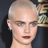 Cara Delevingne juga tampil dengan rambut botak demi peran di film. Ia cukup berhasil membuat rambut botak terlihat lebih seksi dengan riasan smokey eyes. Foto: Getty Images