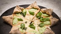 Pizza Neapolitan dari Mercato Centrale yang terkenal di San Lorenzo ini bentuknya seperti bintang. Bagian tengahnya lembut dna membuat orang sulit melupakan kelezatannya.  Foto: Istimewa