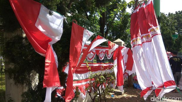 Aneka ukuran bendera yang dijual di pinggir jalan