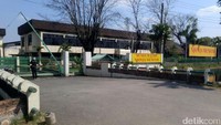 Pos keamanan di sisi kiri gerbang pun sepi, tidak ada satu orang pun keluar ketika disapa.