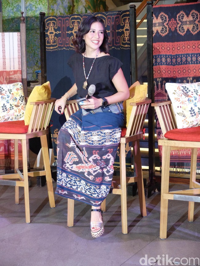 Bintang Ada Apa dengan Cinta? itu mengenakan atasan hitam bersiluet longgar dan sarung tenun ikat sumba sebagai rok. Foto: Daniel Ngantung/Wolipop